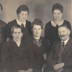Silberhochzeit Ehepaar Maria und Johann Sollerer, 05.02.1948, Mitte Tante Anna, hinten v. l. Josef, Theresia, Maria, Franz sen.