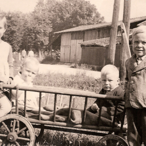 Kinder vom Goglbauer vor dem Weißkopfhaus, Augasse ca. 1950