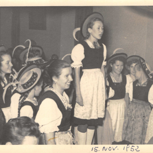 Haselsteinerchor am 15.11.1952 in der Hauptschule Wörgl, l. Dir. Gaim, 3.v.l. Pöll Helga, Mitte hoch Ladstätter Anni, vorne mitte Herma Haselsteiner, 4.v.r.  Schmid Christl, 3.v.r. Niedermayer Astrid, r. Kober Margit