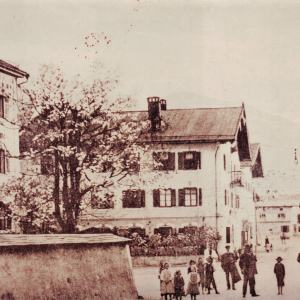 ca. 1909, früher Kirchplatz, jetzt Andreas Hofer Platz, li. Gasthof Neue Post, dahinter Gasthof Volland, re. Bäckerei Mitterer
