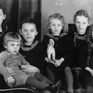 Max Eder mit seinen fünf Schwestern