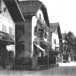 Josef-Speckbacher-Straße, links die Drechslerei Riedmann, Lederhandlung Franz Pitzinger und Sattlerei Mayer
