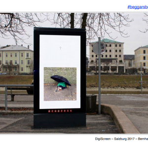 *DigiScreen* Salzburg 2017, Instagram-Postings zum Hashtag #beggarsbelongings die auf einem DigiScreen im Salzburger Schoss Mirabell zu sehen waren.