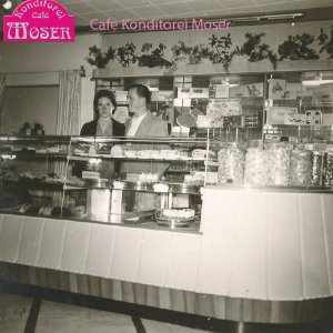 Alois Moser mit seiner Frau Erna im Cafe, ca. 1957
