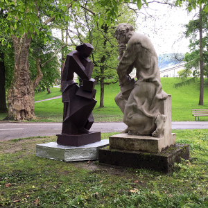 *GegenSetzung vorne* 2016, im Kurpark von Salzburg (beim sog. Rosenhügel), temporäre Intervention zur "Paracelsus"-Skulptur von Josef THORAK