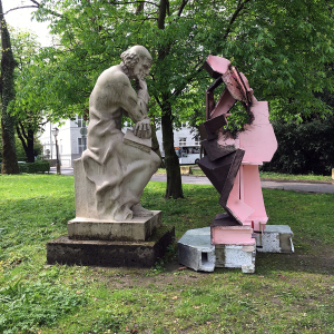 *GegenSetzung hinten* 2016, im Kurpark von Salzburg (beim sog. Rosenhügel), temporäre Intervention zur "Paracelsus"-Skulptur von Josef THORAK