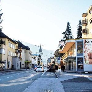 Firma Kirschl, li. danach Postshop in der Salzburger Straße
