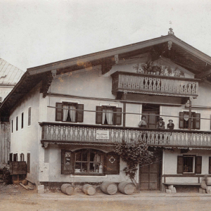 Adamweber Hof, Stammhaus der Familie Mayr, wurde 1862 Zentrum des Baustoffhandels, Foto ca. 1962