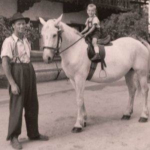 Der Kargl-Sohn Jakob hoch zu Ross, geführt vom Vater, dahinter Karglhof in der Bahnhofstraße 13, ca. 1950