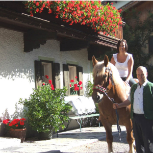 Jakob Spiegl vom Karglhof und seine Tochter Andrea auf dem Pferd