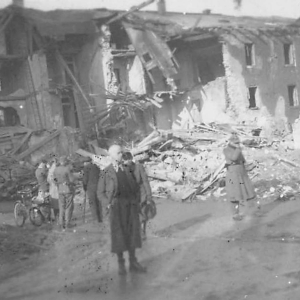 Bombenschäden vom 22.02.1945, vorne ev. Schuldirektor Federer