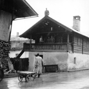 Links Stall und rechts Waschhaus des Stolzengutes, heute Ärztehaus