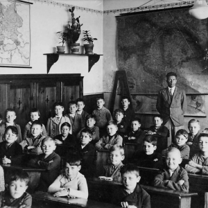 Volksschulklasse mit Lehrer Hubert Ascher, 1934