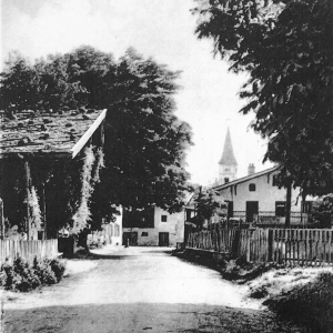 ca. 1920, Innsbrucker Straße, Li. Riedhäusl, Spieglwirt, und Stall, Mager Haus und re. Schatten der Riedhart Kapelle