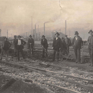 Gleisarbeiter beim Gleisbau, hinten Heizhaus