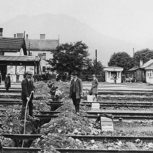 Bahnhof Wörgl ca. 1920, Kanalgrabungen zur Durchführung von Leitungen, möglicherweise Neuverkabelung der Signal- und/oder Weichenanlagen.