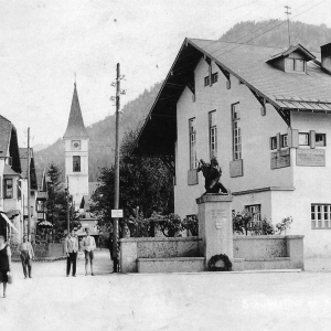 ca. 1933, Josef-Speckbacher-Straße, mit Denkmal, Volksbad und re. Fleischhauerei Pierzinger