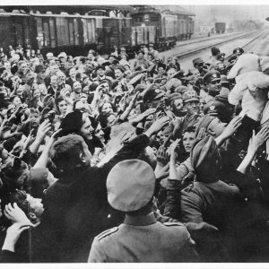 1938, Hitler auf der Durchfahrt mit Station in Wörgl. Im Hintergrund sieht man eine Elektrolokomotive der ÖBB-Reihe 1180 beim Verschub