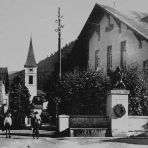 ca. 1944, Josef-Speckbacher-Straße, mit Kriegerdenkmal, Tonkino