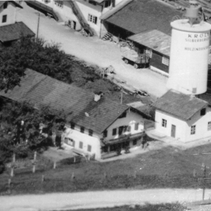 Kröllsäge, davor Bauernhaus Schweinau, mit gemauerten Häuschen rechts daneben, ca. 1960