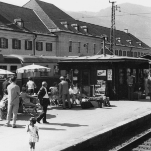 1965 - Verkoestigung der Reisenden am Bahnsteig 2