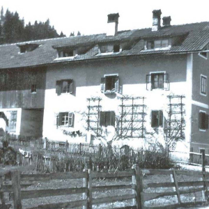 Wörgl Boden, Haus bei der Wunderdoktorin, Geburtshaus von Hans Gwiggner. Im hinteren Teil war ein Plumpsklo pro Stockwerk