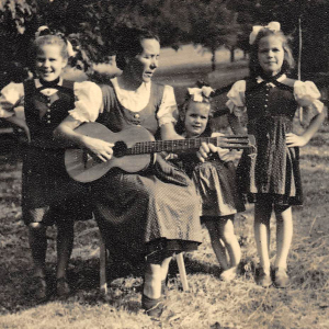 *Die Loinger Dirndl* 1959, rechts neben der Mutter Veronika