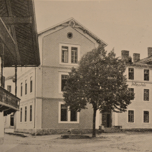 Ca. 1911, vor dem 1. Weltkrieg die Volksschule noch ohne Tabakwaren davor. Die Linde wurde 1898 zum 50. Kaiserjubiläum gesetzt, li. das Rathaus