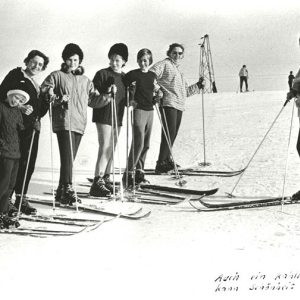 Auch ein kahler Hügel kann Schönheit ausstrahlen, 1962/63, r. Skilehrerinn Helga Petzer