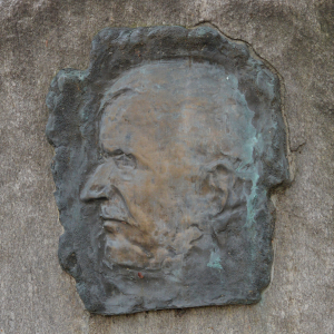 Lia Rigler schuf u.a. auch das Bronze-Porträt ihres Vaters Michael Unterguggenberger am Wörgler Freigeld-Denkmal gegenüber vom Stadtamt, das 1976 zum Jubiläum 25 Jahre Stadt aufgestellt wurde.