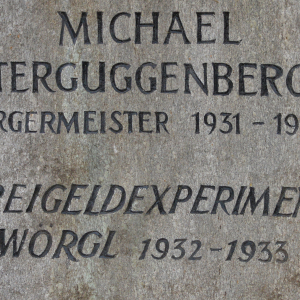 Lia Rigler schuf u.a. auch das Bronze-Porträt ihres Vaters Michael Unterguggenberger am Wörgler Freigeld-Denkmal gegenüber vom Stadtamt, das 1976 zum Jubiläum 25 Jahre Stadt aufgestellt wurde.