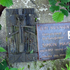 Dieser Gedenkstein ist dem Initiator des Kreuzweges auf die Möslalm, Simon Mayer gewidmet und wurde von Frau Lia Rigler geschmiedet