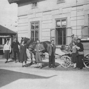 Post Wörgl anno dazumal, mit Kiosk Anna Ebner. Fahrzeug zur Paketzustellung mit Pferdegespann von 1932