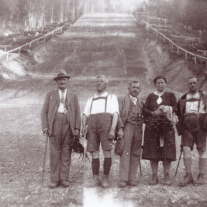 Am Sprungschanzenauslauf posierten in den 1930er Jahren diese Spaziergänger fürs Foto – links im Bild ist Johann Fuchs zu sehen. Foto: Unterguggenberger Institut