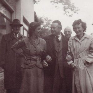 Lia Rigler mit Dipl.Ing. Richard Batz links und rechts Fritz und Elly Schwarz vor dem Unterguggenbergerhaus