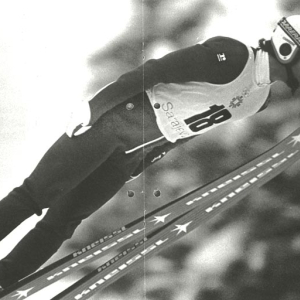 Österr. Skispringer (ev. Manfred Steiner) in Sarajevo mit Kneissl Ski