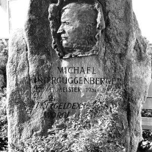 Denkmal für BM Michael Unterguggenberger, BM von 1931 - 1934, Freigeldexperiment 1932 - 1933