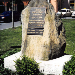 Gedenkstein der Opfer 1934 - 1984 beim Bahnhof