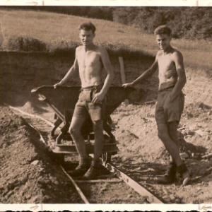 Die Gebrüder Avanzini beim Bau des 3. Platzes 1951, rechts Walter, der heutige Ehrenpräsident des TCW