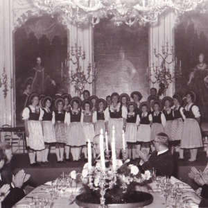 Haselsteinerchor in der Innsbrucker Hofburg. 1960, Besuch des Schah von Persien. 2.v.r. Rosi Söllradl sprach die Begrüßung, astarafe ma mardome tirol schah in schahe.