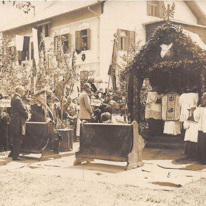 Feier vor dem Pfarrhof, ca. 1912