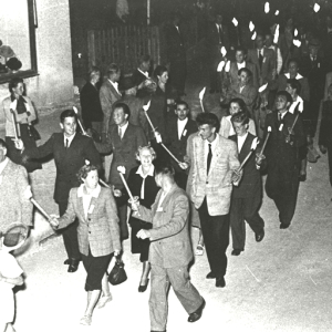 Aufmarsch des Tennisclub Wörgl anlässlich der Stadterhebung 1951.