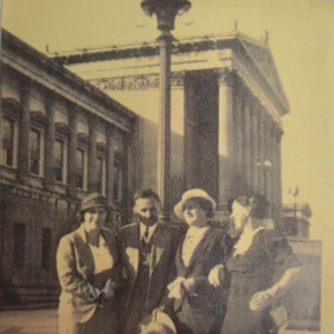 BGM Michael Unterguggenberger vor dem Parlament in Wien mit Frau und zwei ihrer Schwestern