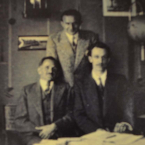 Dieses Foto entstand im April 1934 im Wohnzimmer von Altbürgermeister Michael Unterguggenberger. Mit ihm abgebildet sind Professor Perroux und G. de Vregille, Mitarbeiter der Zeitschrift Banque in Frankreich.
