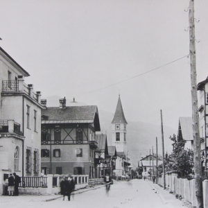 Ca. 1936, Salzburger Straße gegen Westen, Postamt, Haas-, Fischer-, Albertini-, Mikschl-Haus, Kirchturm, Gollner-,  Steinbacher-, Rieder-Haus