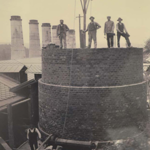 Errichtung eines 60 m hohen zentralen Schornsteins für die 15 Schachtöfen 1911