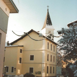 Musikschule in der Brixentaler Straße mit Kirchturm