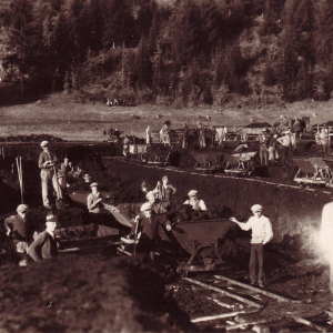 Die Gemeinde Kirchbichl begann 1933 mit Wörgler Freigeld den Bau des Moorstrandbades