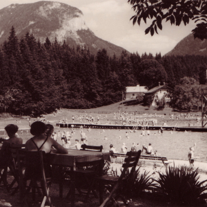Die Gemeinde Kirchbichl begann 1933 mit Wörgler Freigeld den Bau des Moorstrandbades