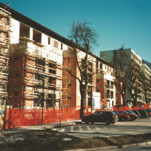 KR-Martin-Pichler-Straße, das alte Betagtenheim und davor Bau einer Wohnanlage